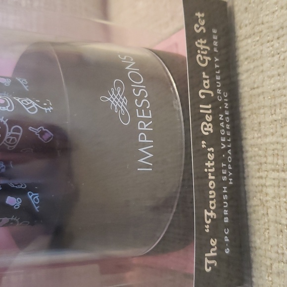 Hello Kitty 6 pc Makeup Brush Set & 2 reusable glass jars - Picture 4 of 12